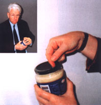 Afbeelding van tube's tomatenketchup, halfleeg, met gestanste houdbaarheidsdatum op de felsrand.